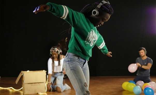 Barn dansar med hörlurar på sig