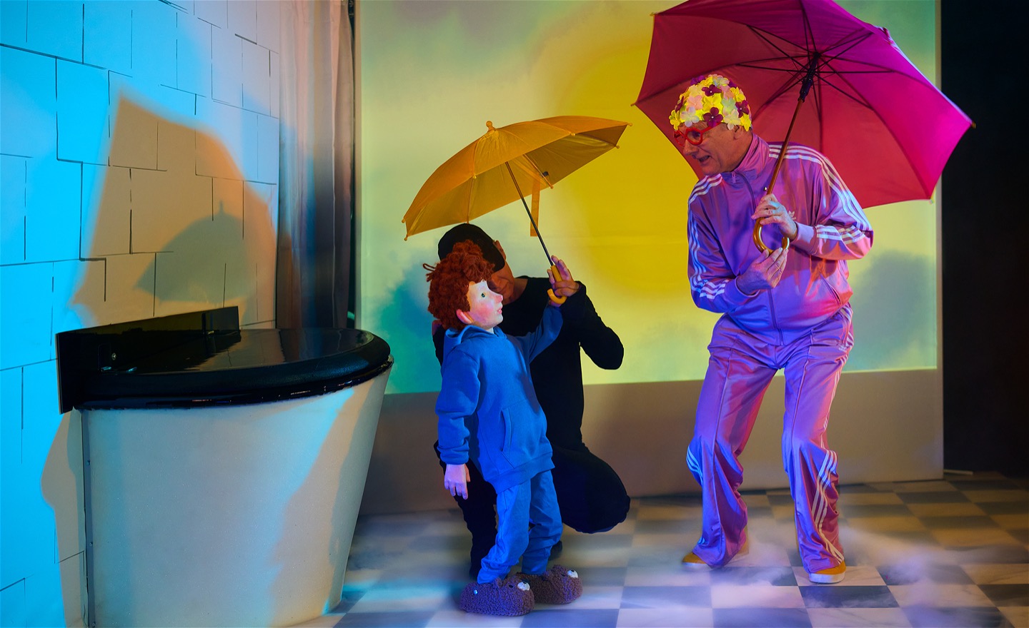 Alex och toalettfén Closette i föreställningen Spola roll