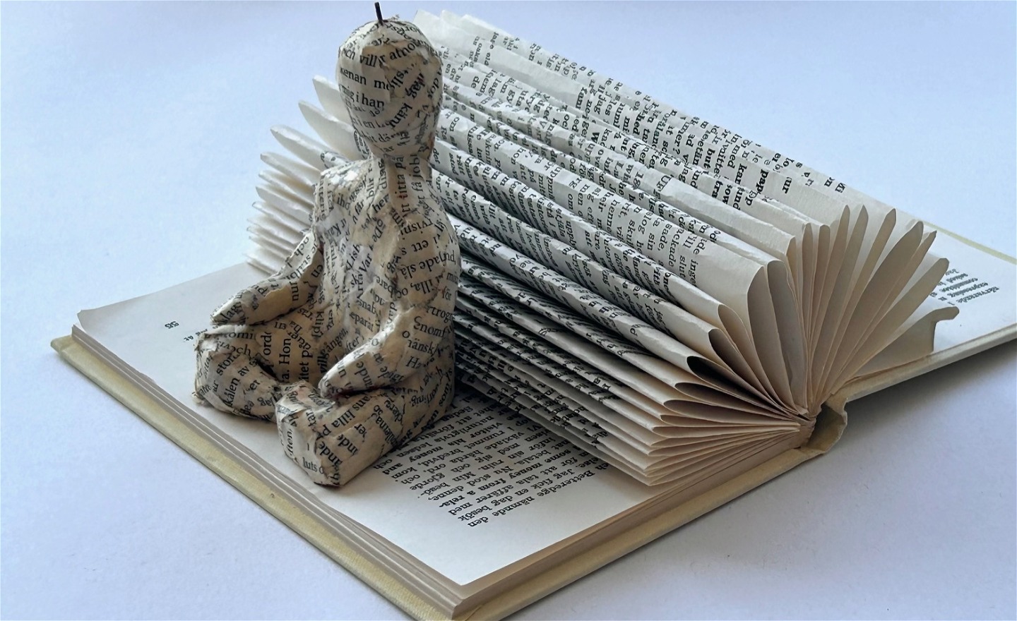 En bok som har förvandlats till ett konstverk. 