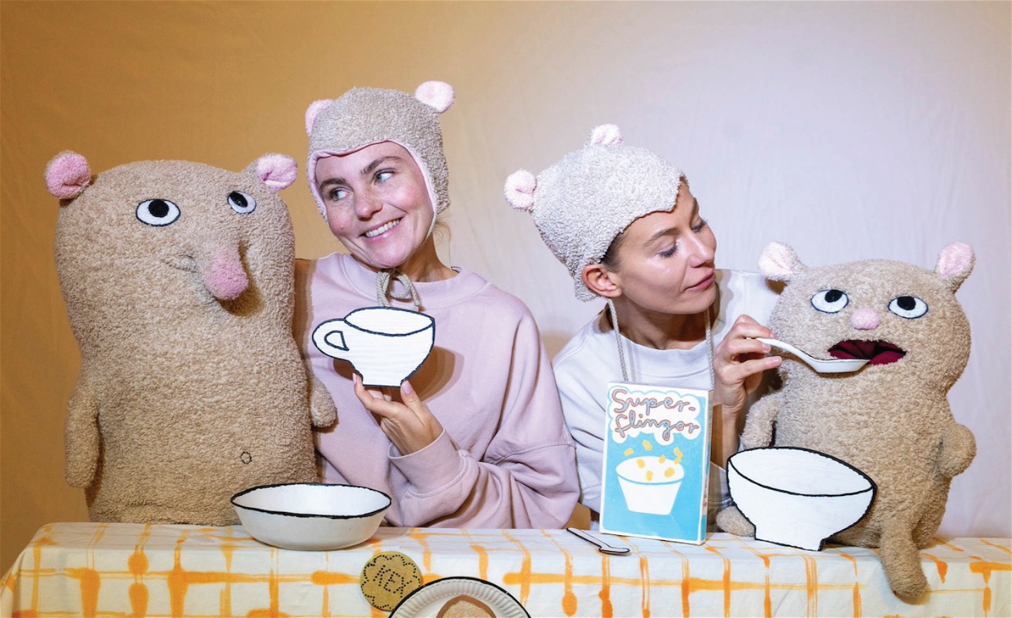 2 nallar äter frukost