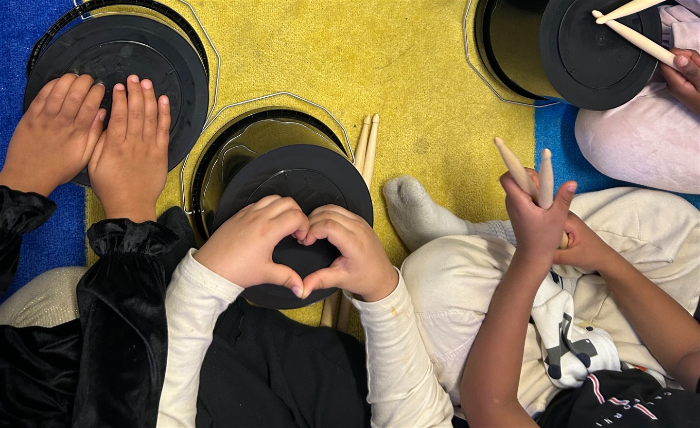 Barn som trummar på hinkar