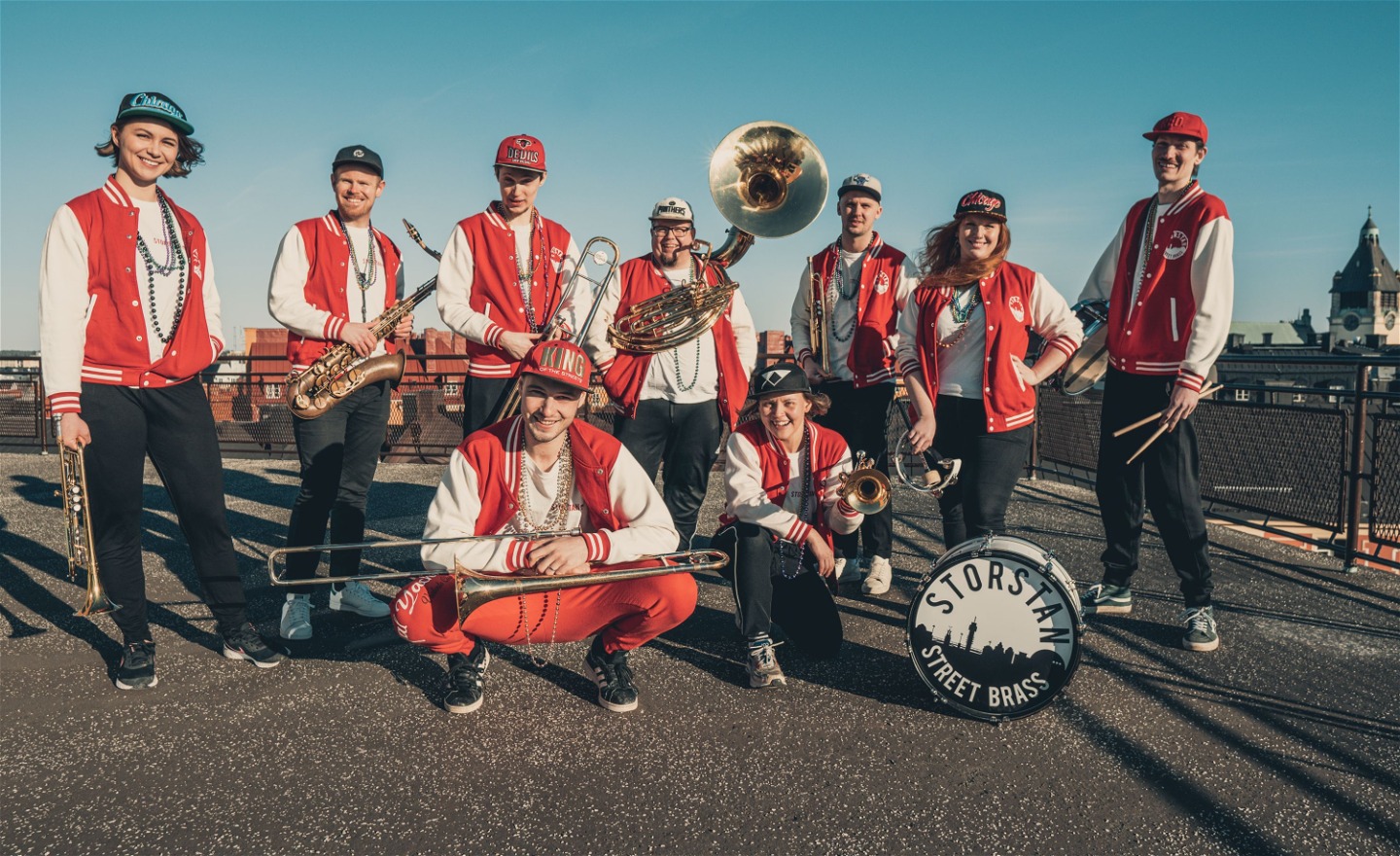 Storstan Street Brass uppställda för bandfoto.