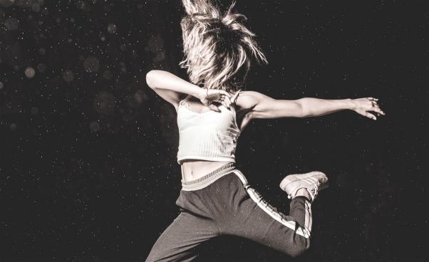 En dansare hoppar 