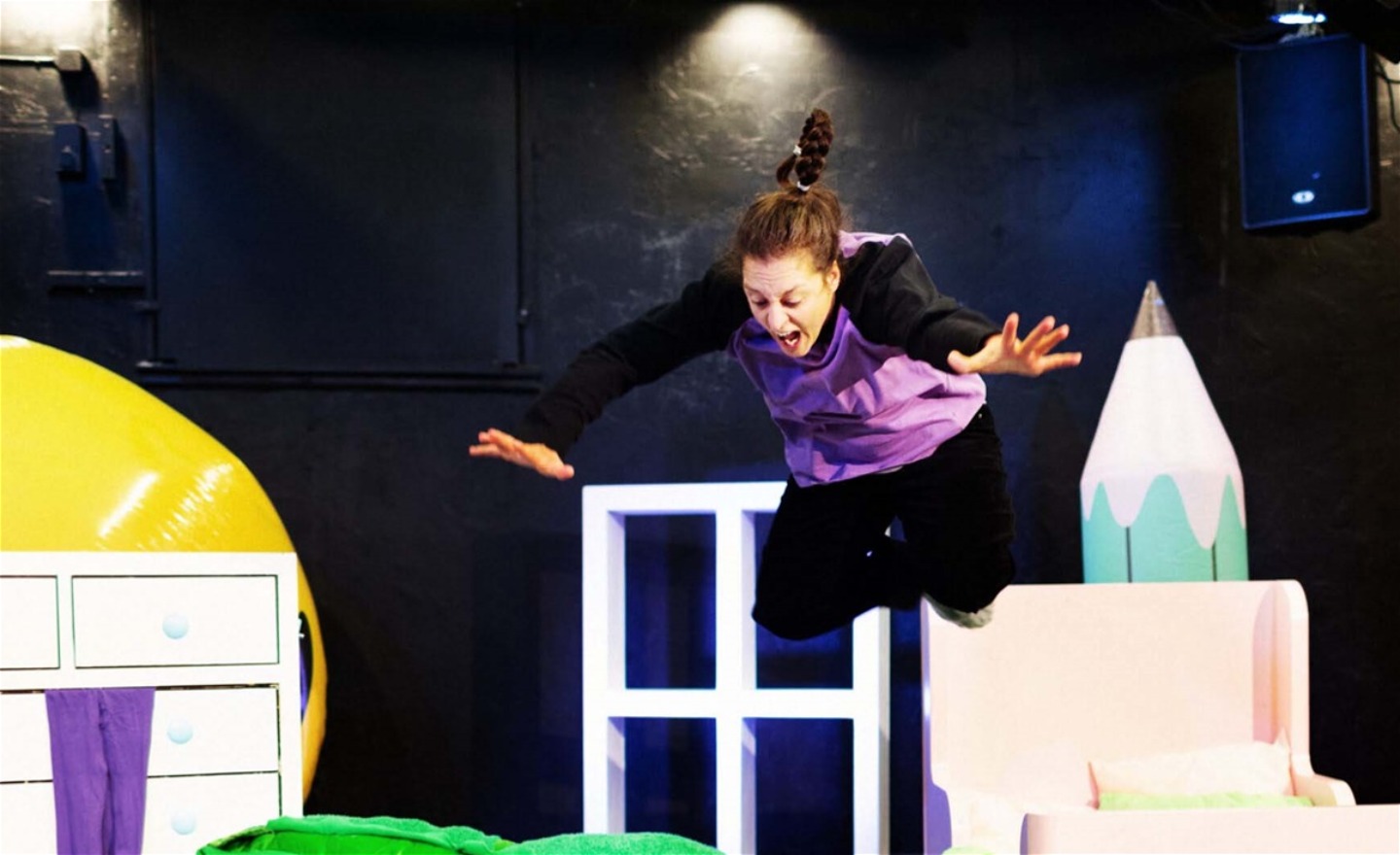 En flicka hoppar från sin säng.