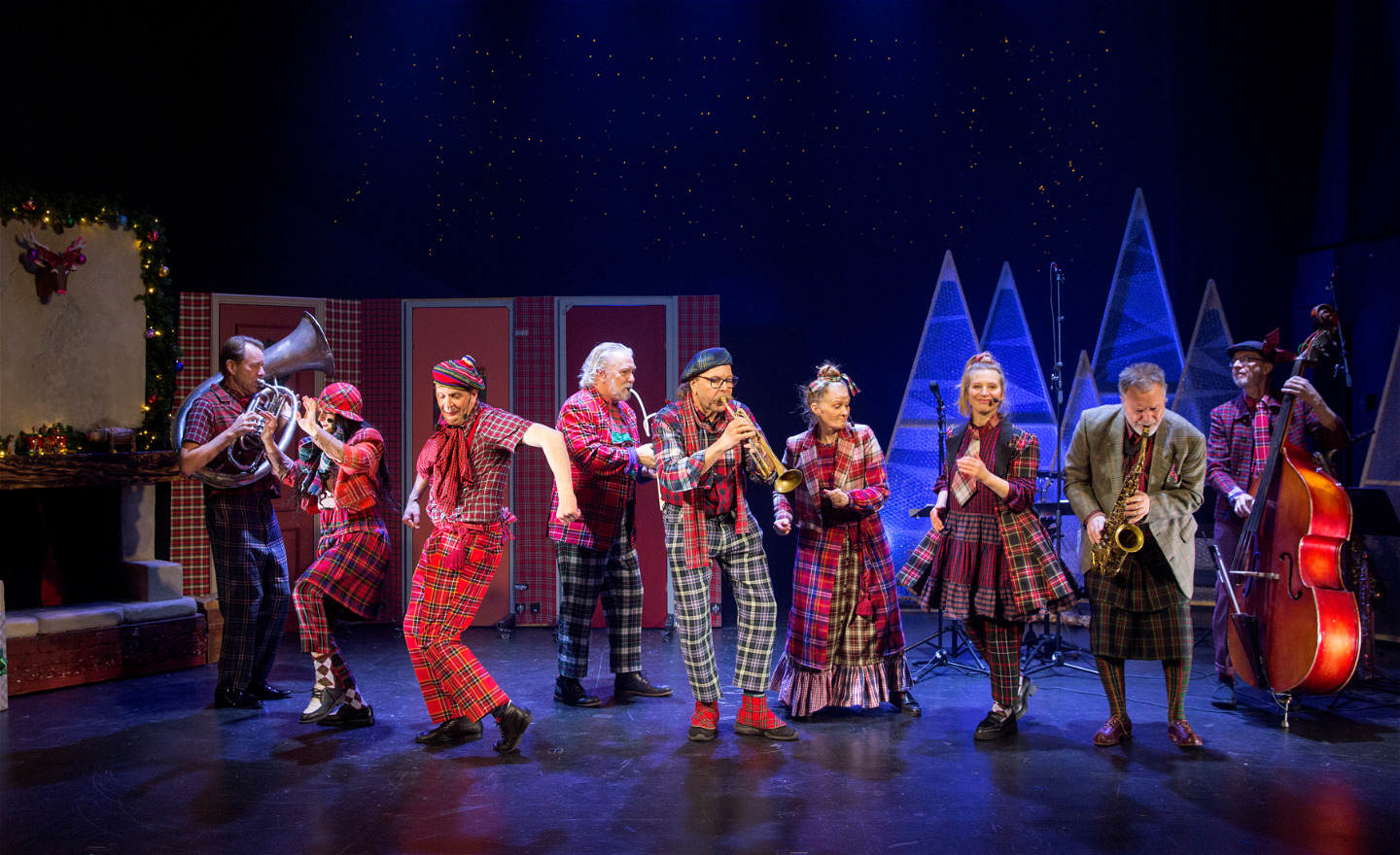 Skådespelare och musiker jazzar på scenen.