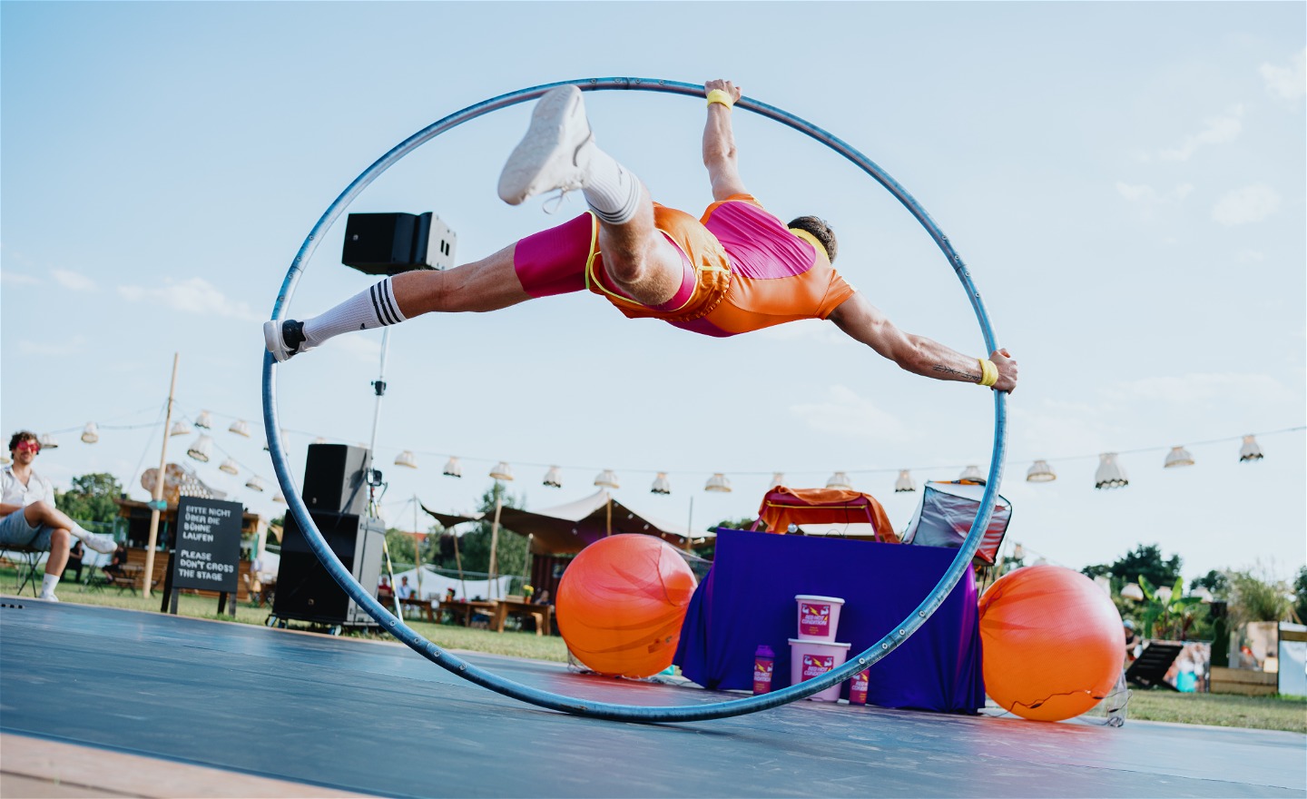 En cirkusartist snurrar i en hjul