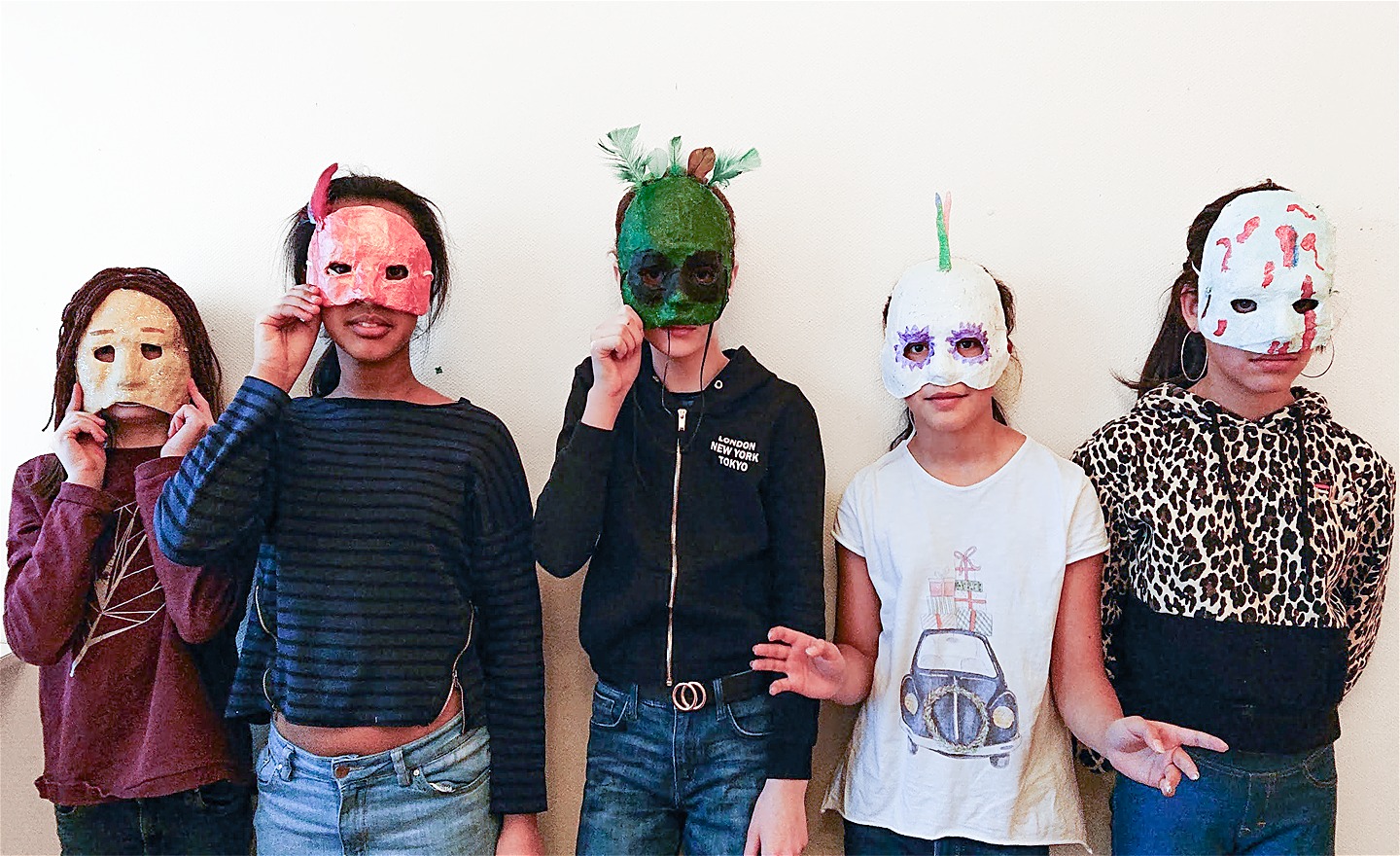 Bilden föreställer djurmasker som barn 12 år har gjort