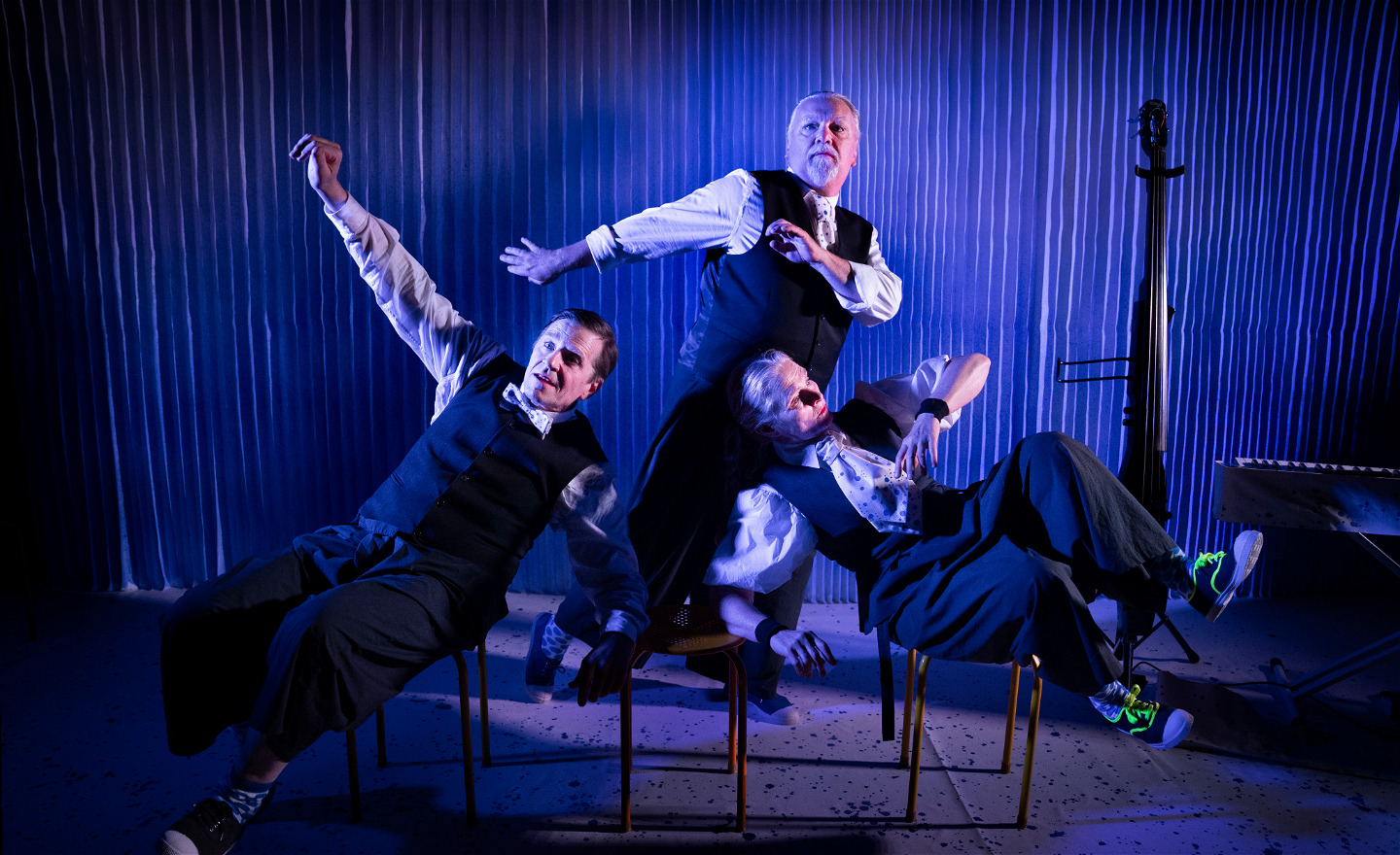 Tre skådespelare som svävar på pallar