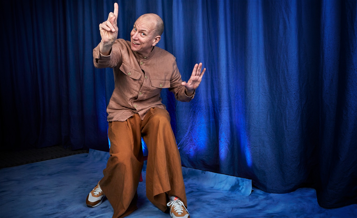 En glad berättare i ett blått rum