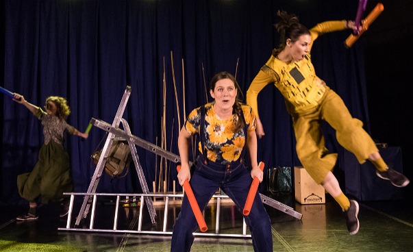 Karaktärerna hoppar, spelar och dansar tillsammans.