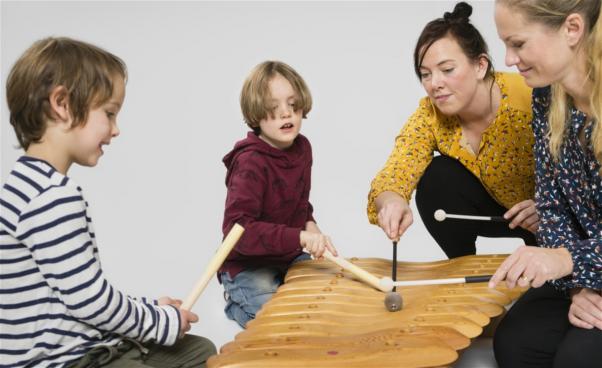 Barn spelar på en amadinda