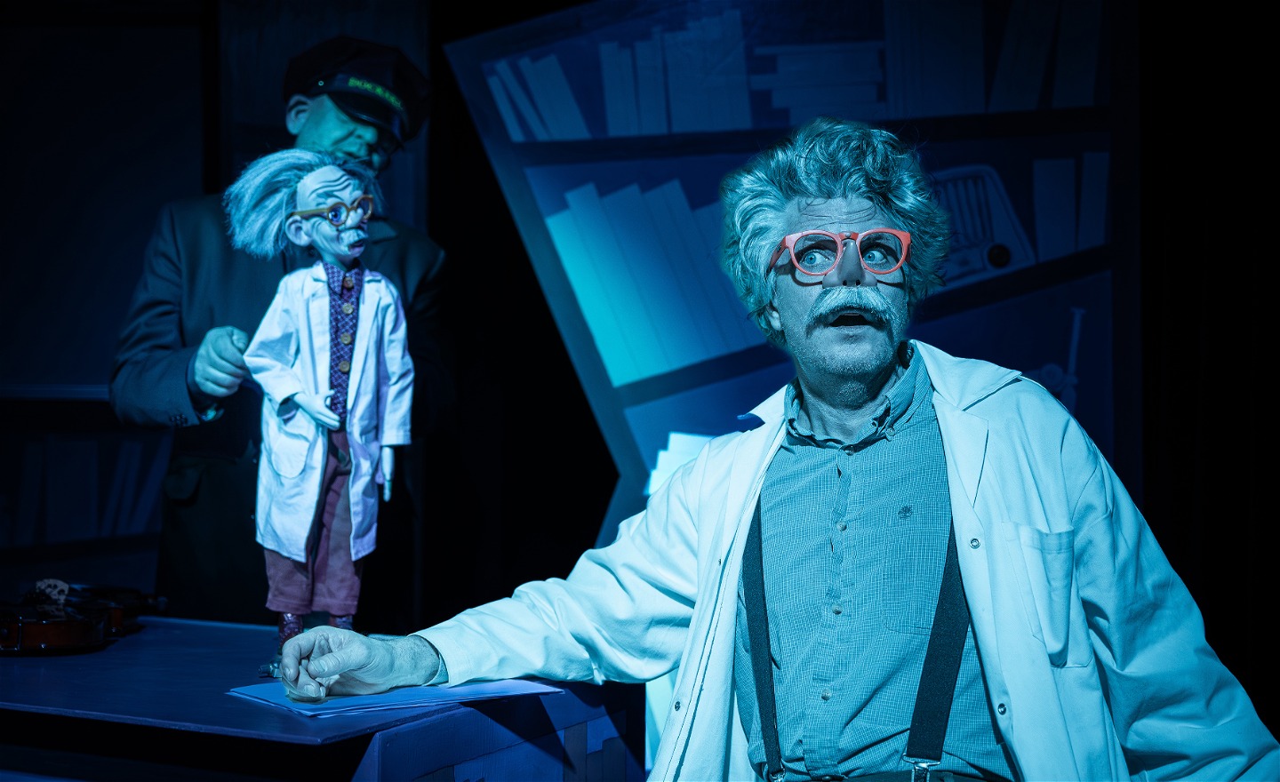 Einstein har slumrat till vid skrivbordet, och plötsligt står dockan Albert där - en liten kopia av honom.