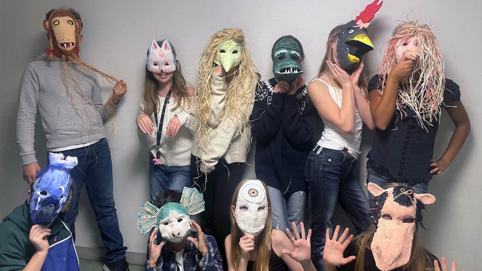 elever med egentillverkade masker