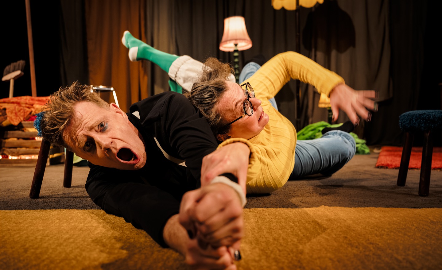 Karaktärerna Kurt och Kio flyger iväg med ett paraply.