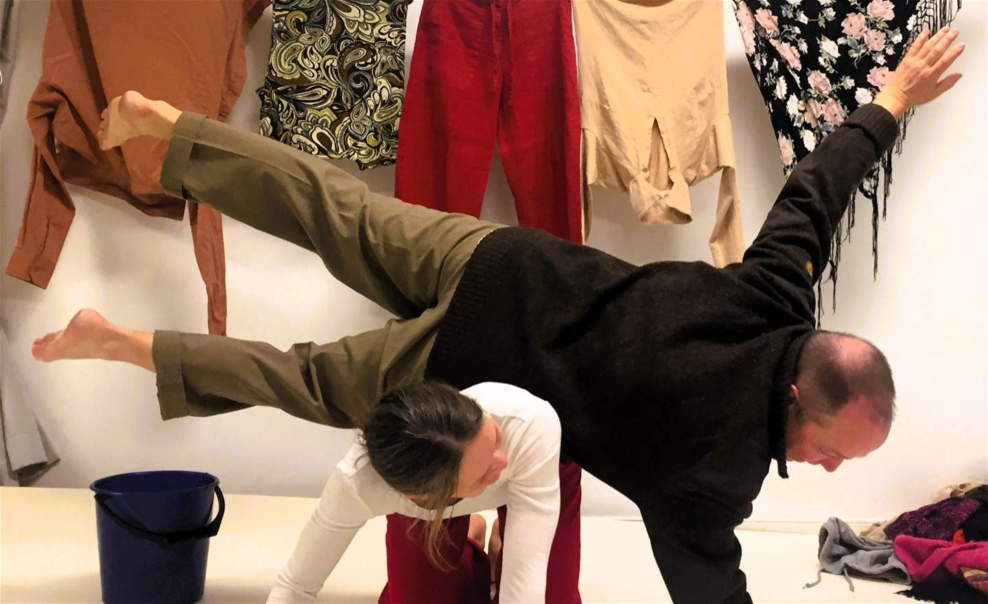 Två dansare som leker i en tvättstuga