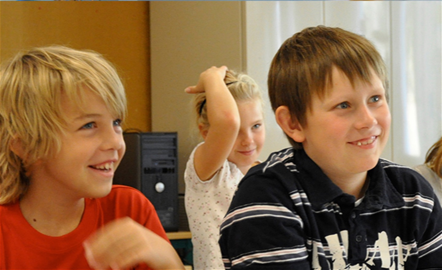 Glada lyssnande barn.