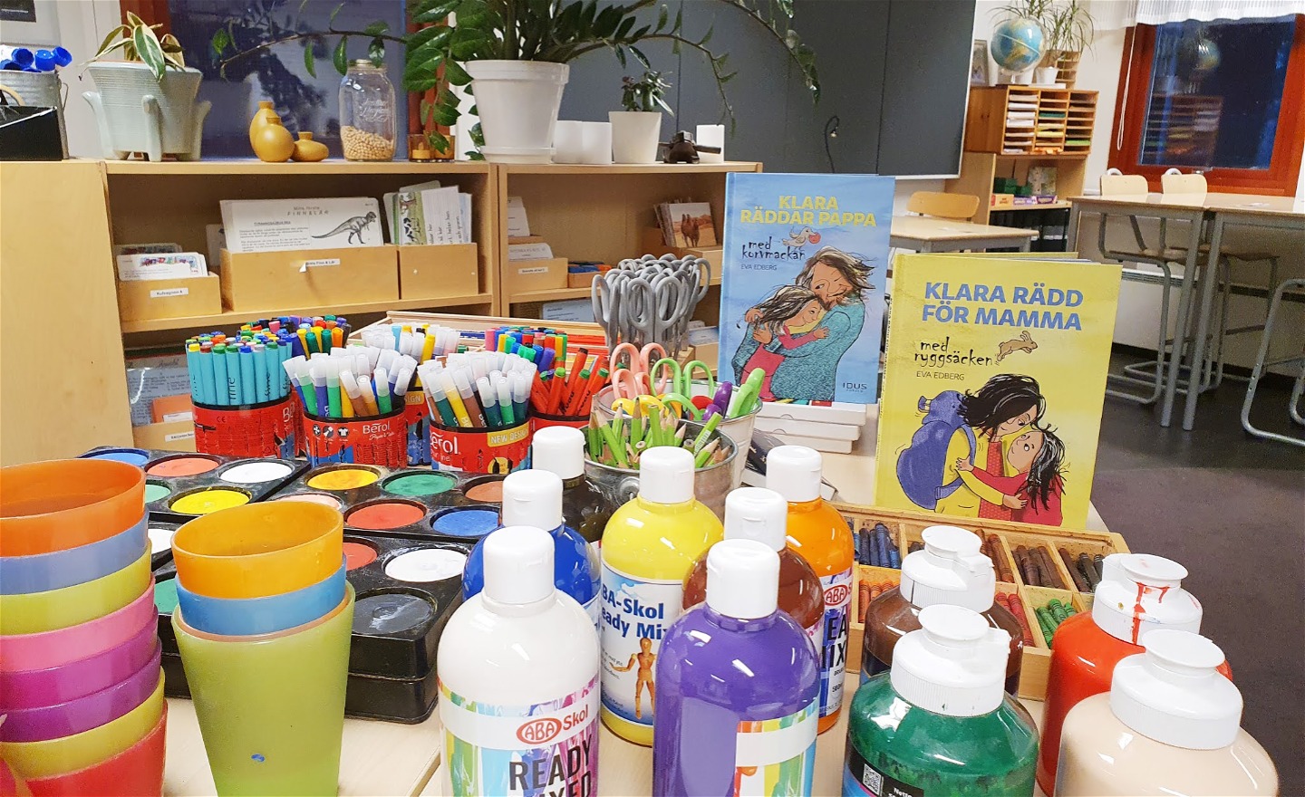 I klassrummet står det framdukat färg och bilderböcker, som eleverna kan välja vid workshopen 
