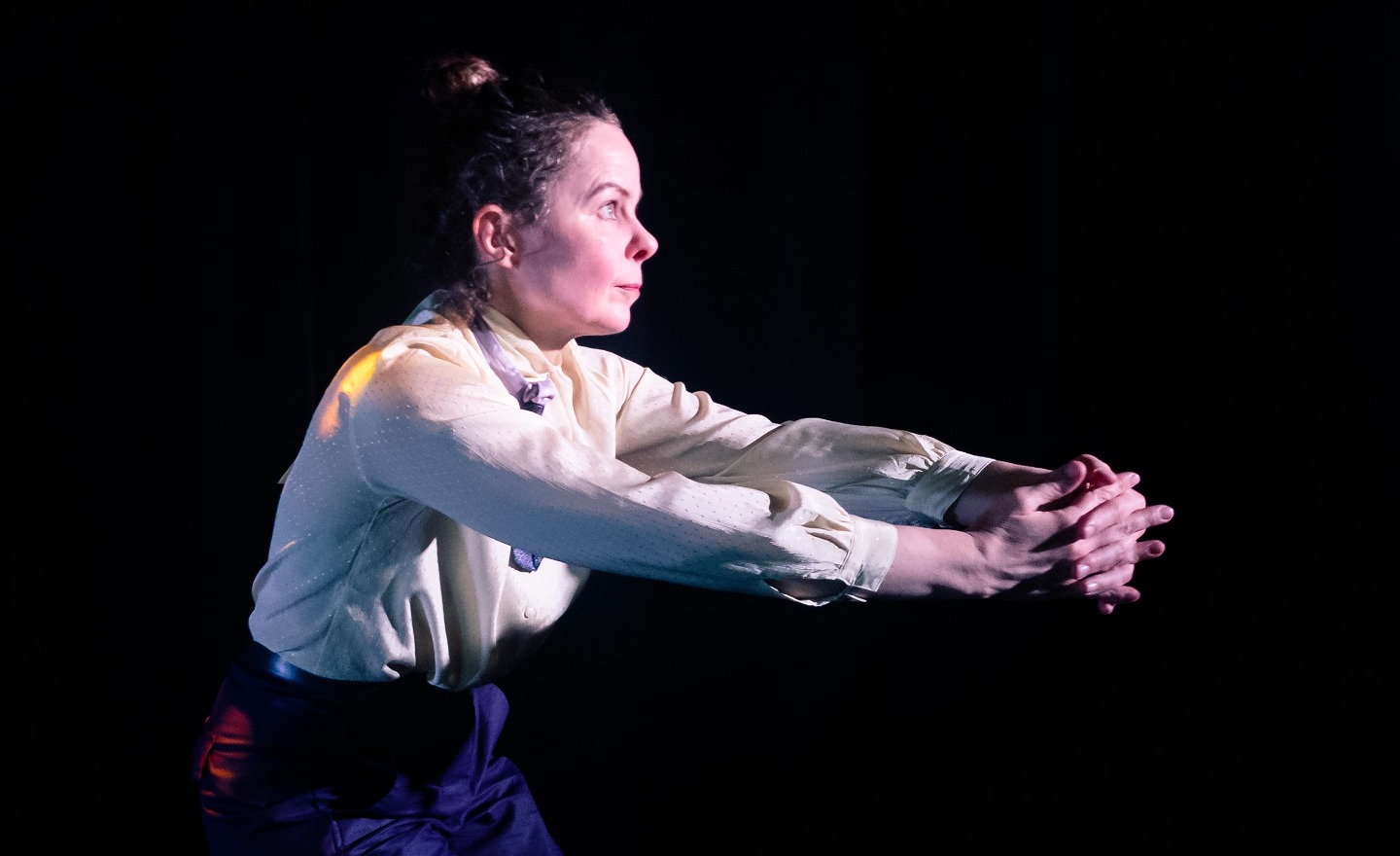 Kvinna som gör en rörelsegest med armarna rundade