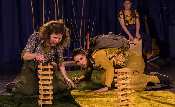 Karaktärerna Humlan och Lo bygger med kaplastavar. 