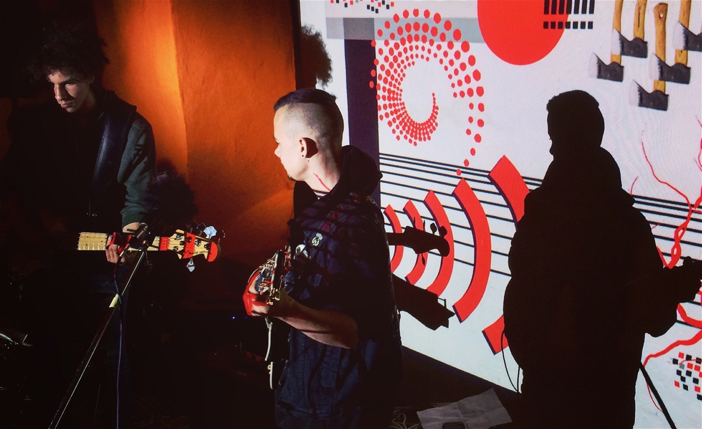 ungdomar spelar ett A4-stycke