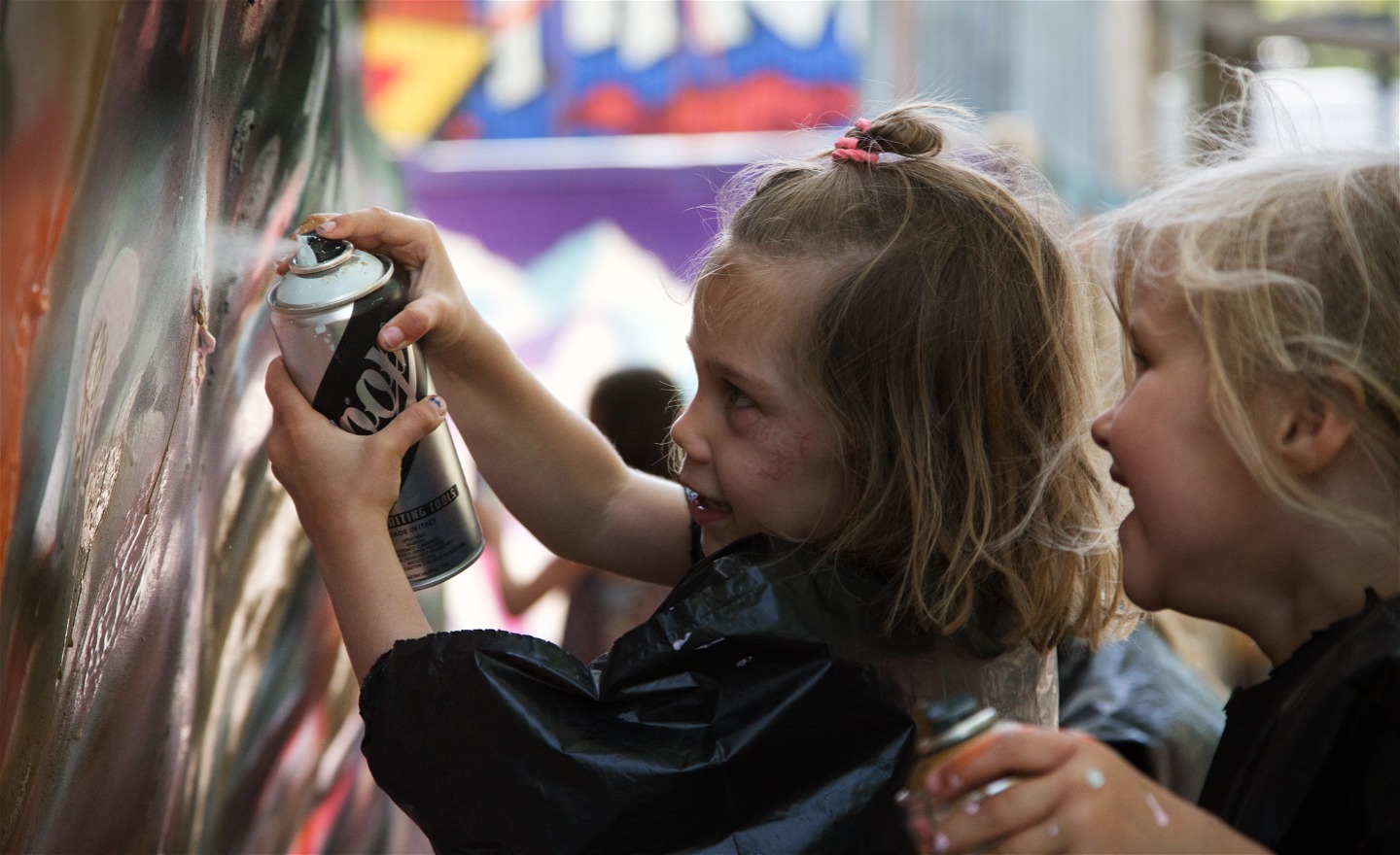 Skaparglädje i Snösätragränd med sprayfärg