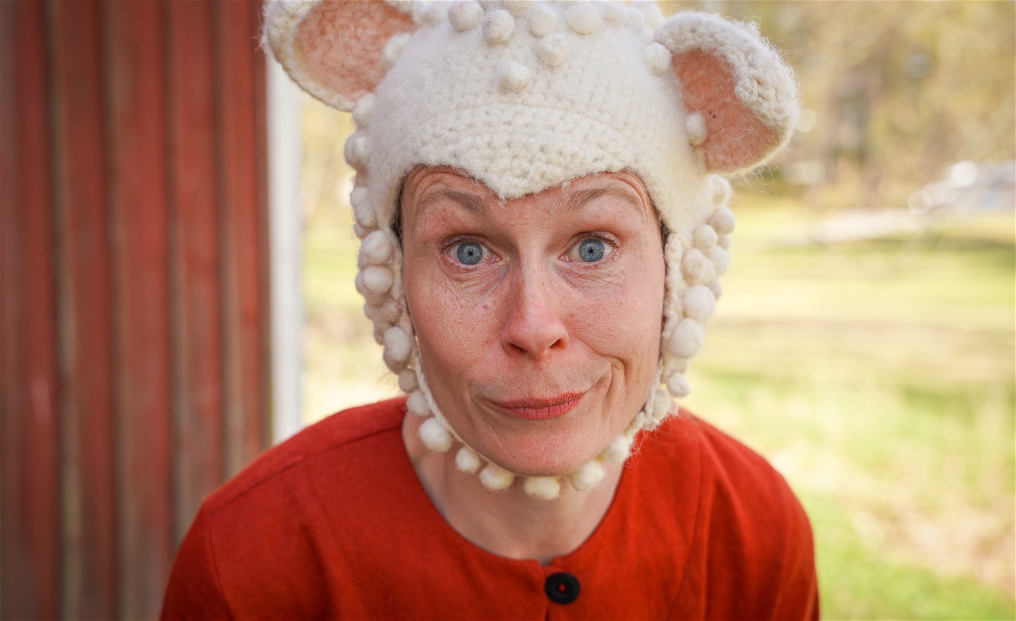 Micaela iförd lamm-mössa