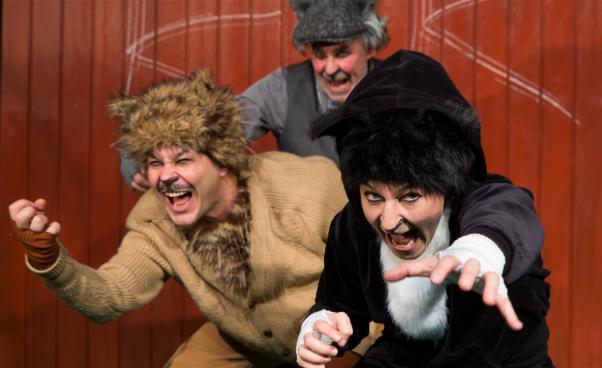 Tre skådespelare i kattkostym. 