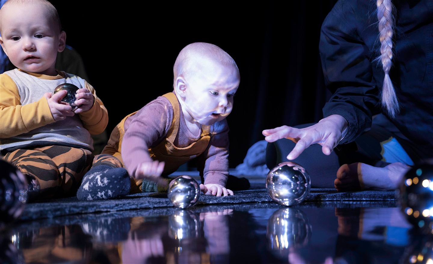 Bebisar som interagerar med scenografi