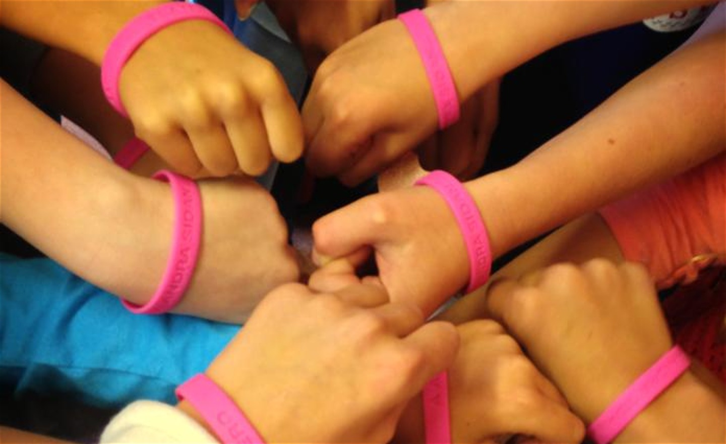 Barn visar armband tillsammans