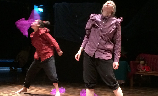 Bild från föreställningen Sakna, två dansare blåser på tyger