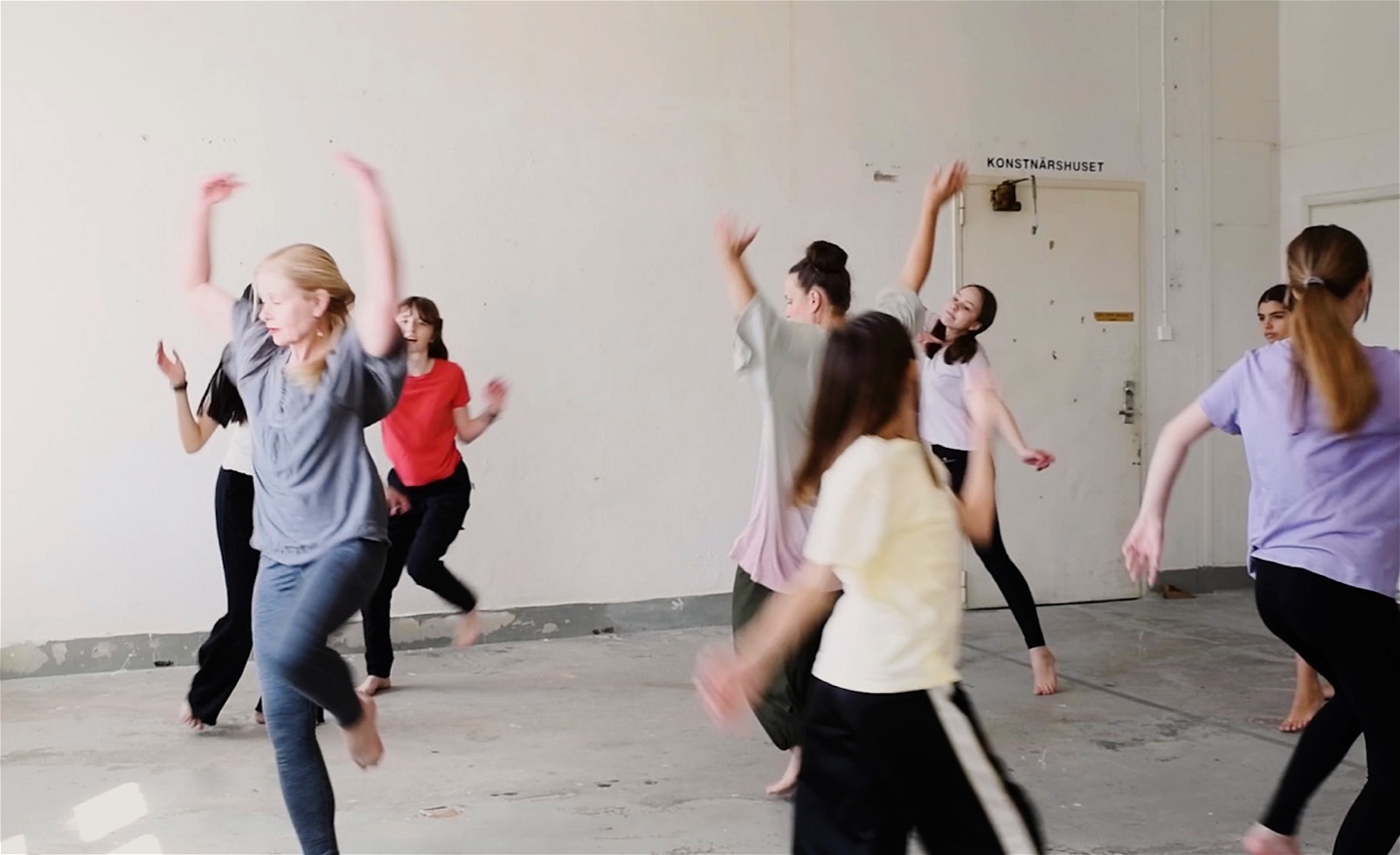 Dansuppvärmning innan skapande.
