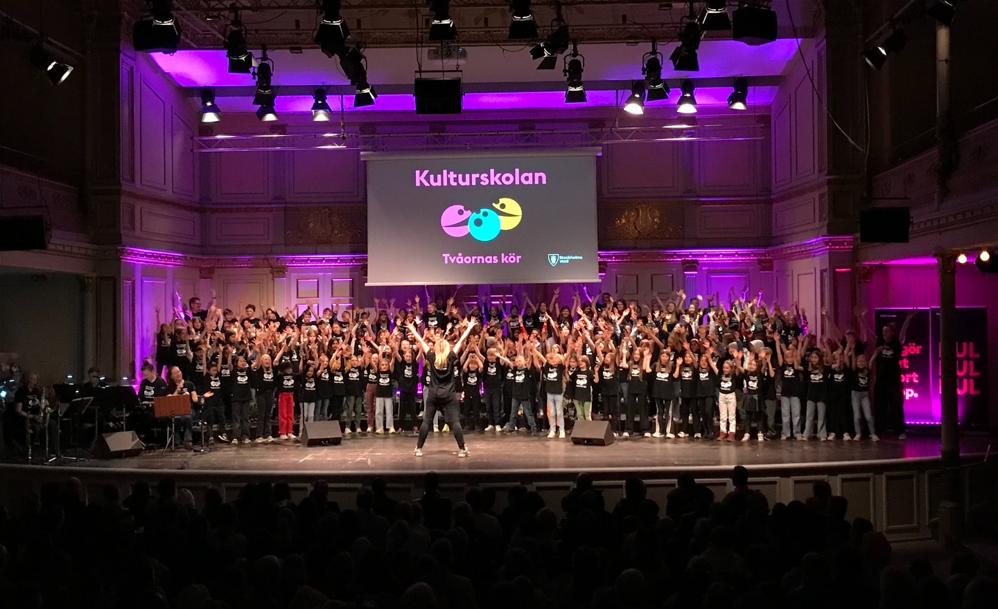 Tvåornas kör på Musikaliskas scen