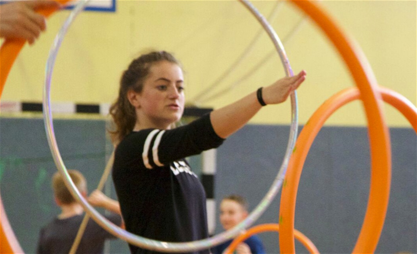 Cirkuspedagog lär ut trick i rockring.