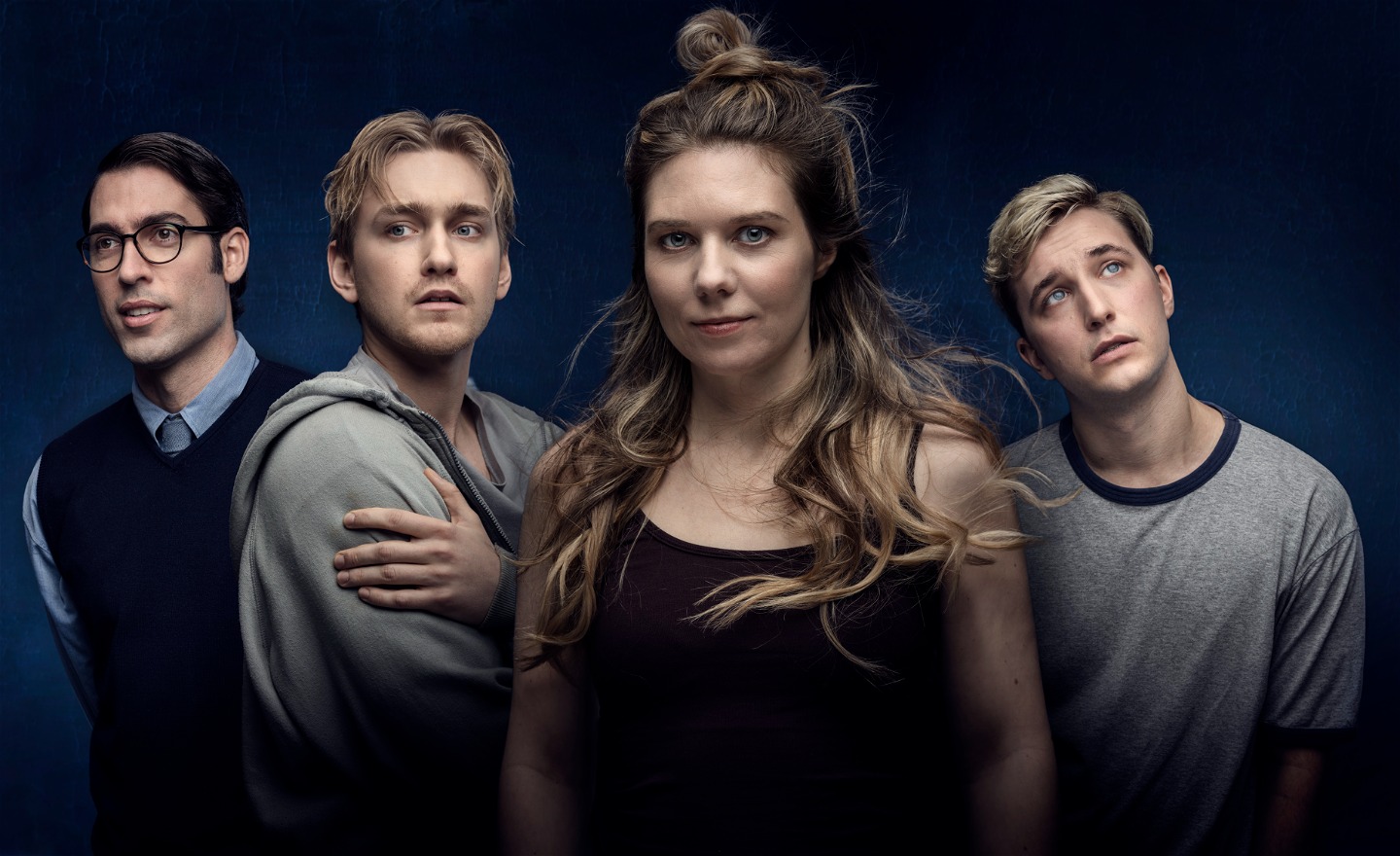 Porträttbilder av de fyra skådespelarna som spelar i Jonah, en kvinna ser rakt in i kameran med en litet leende, tre unga män står bakom henne med olika uttryck. 