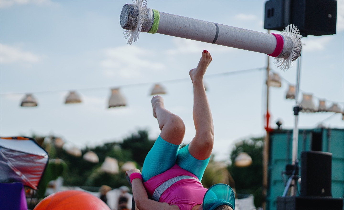 En cirkusartist jonglerar med fötterna