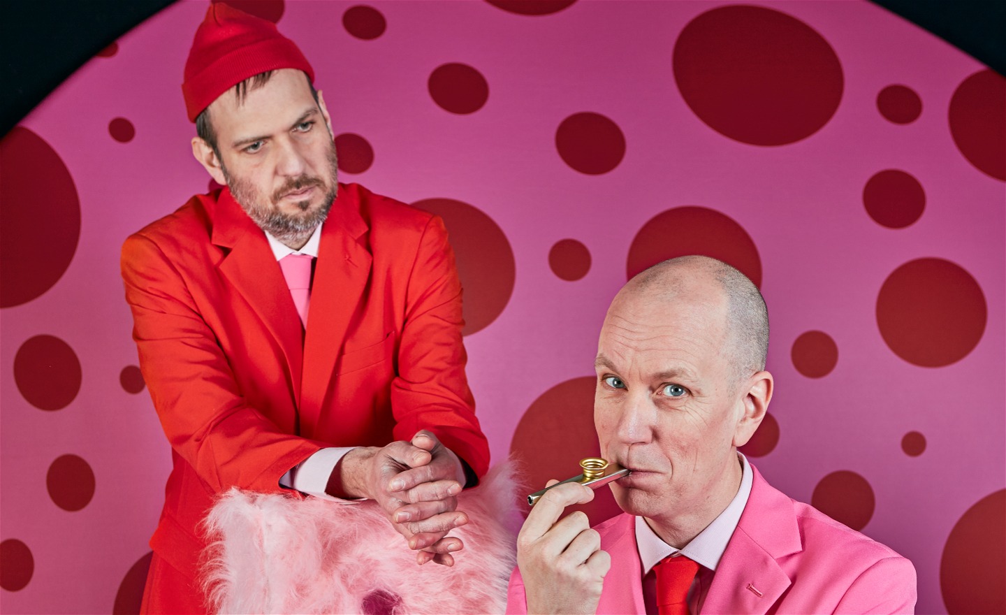 Fredrik Myhr och Per Wernolf i den färgsprakande scenografin. Här är de lite mer eftertänksamma och Per spelar på en kazoo.