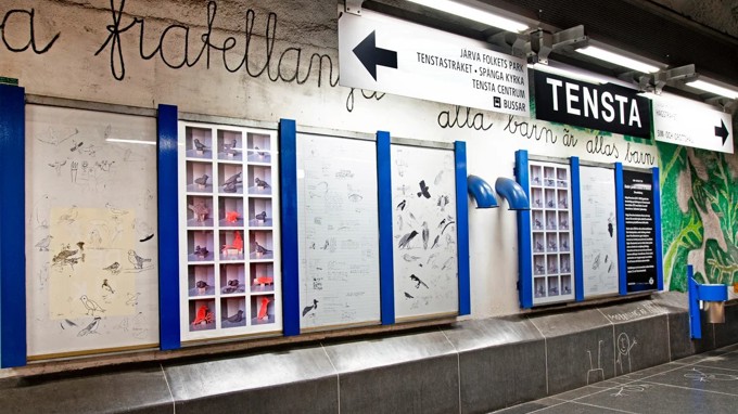 Konstutställning i Tensta tunnelbanestation.