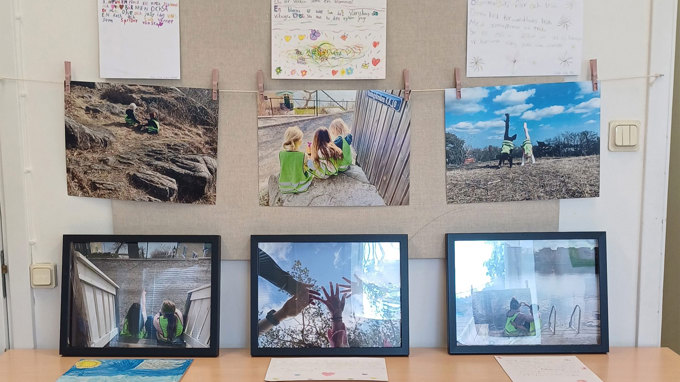 Foton och texter på en vägg.