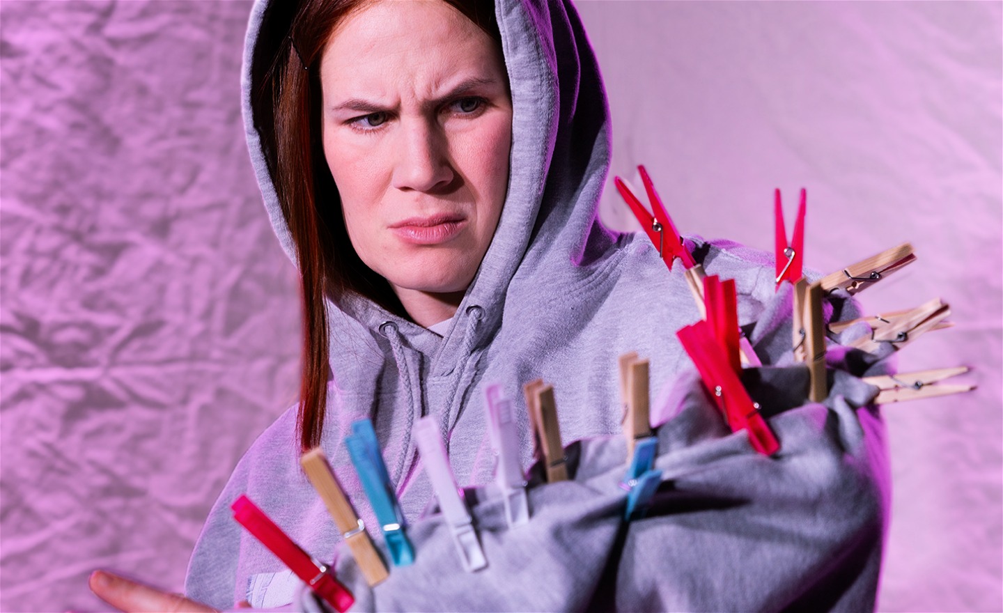 En flicka med klädnypor på tröjan.