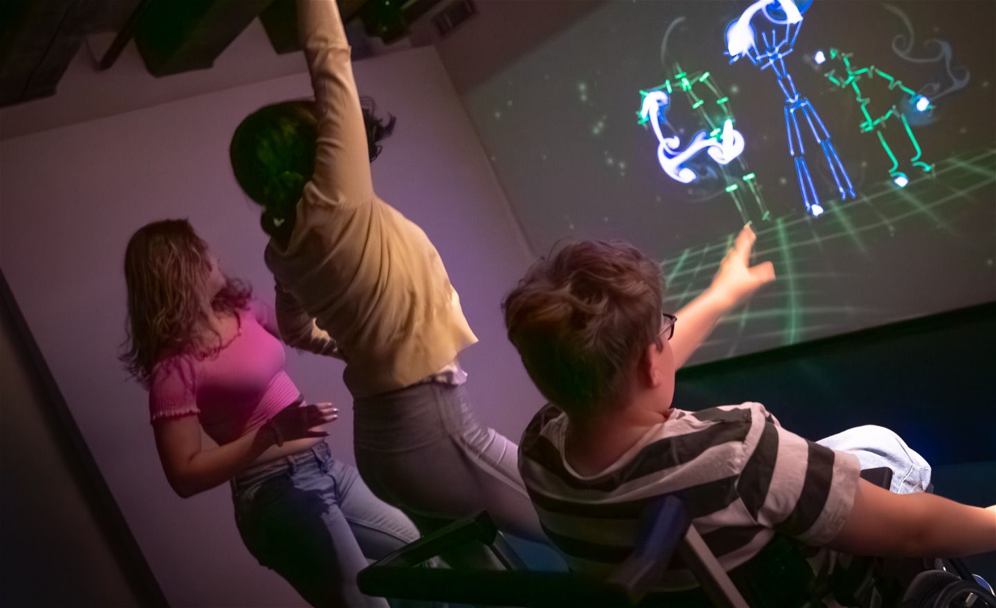 Tre personer som dansar