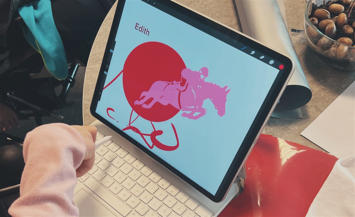 En elev skapar i appen Procreate som används för design och konst.