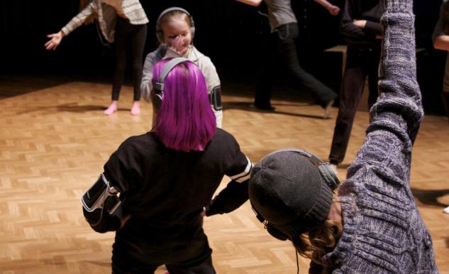 Barn dansar med hörlurar på sig