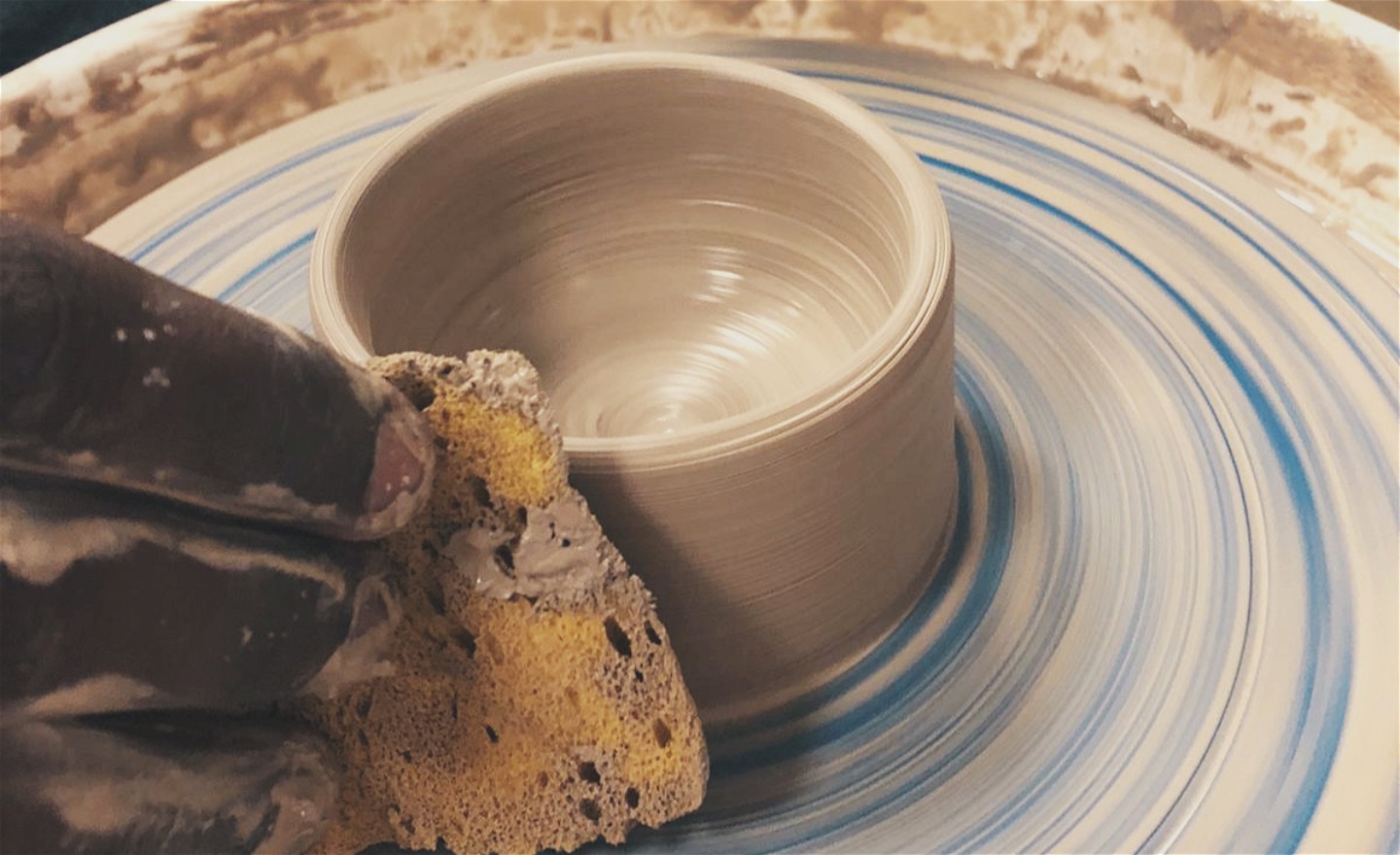 Närbild på en person som drejar