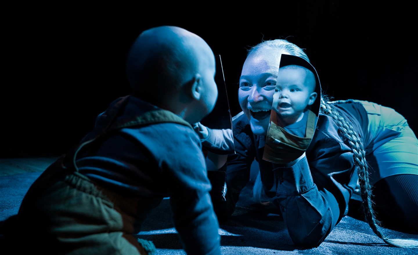 Tittut med skådespelare och bebis