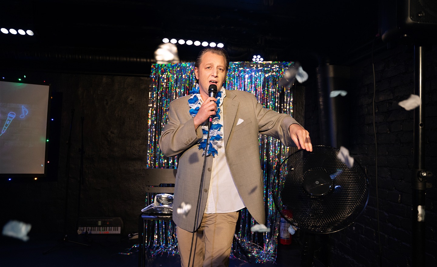 En man som dansar och sjunger