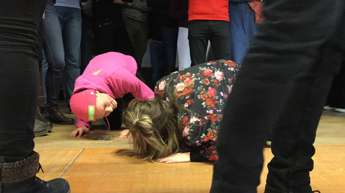 Två personer ligger på golvet och tittar på varandra.