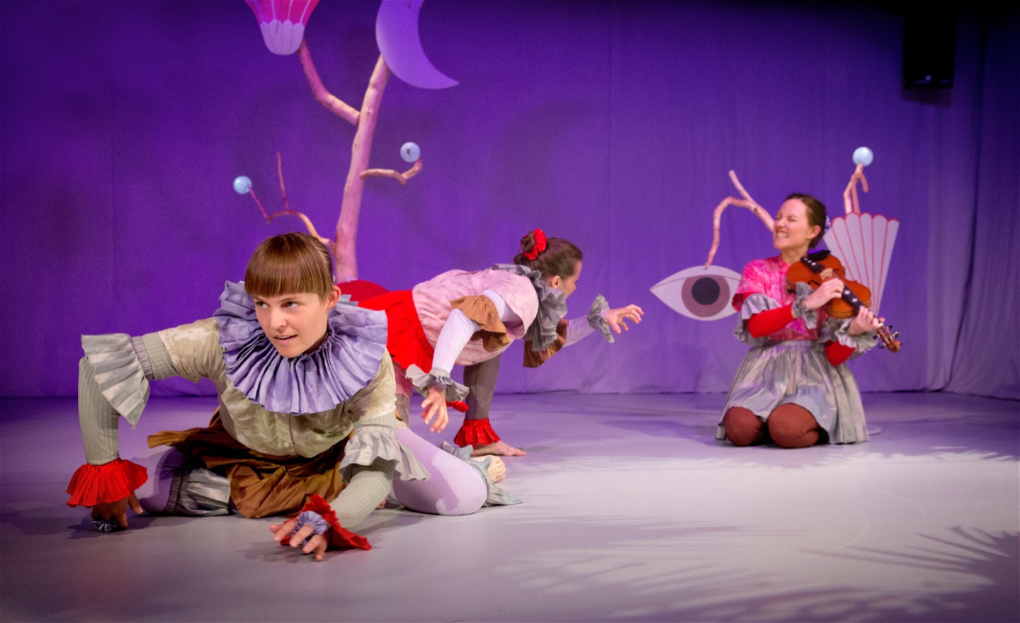 Dansarna leker i gläntan till fint fiolspel.