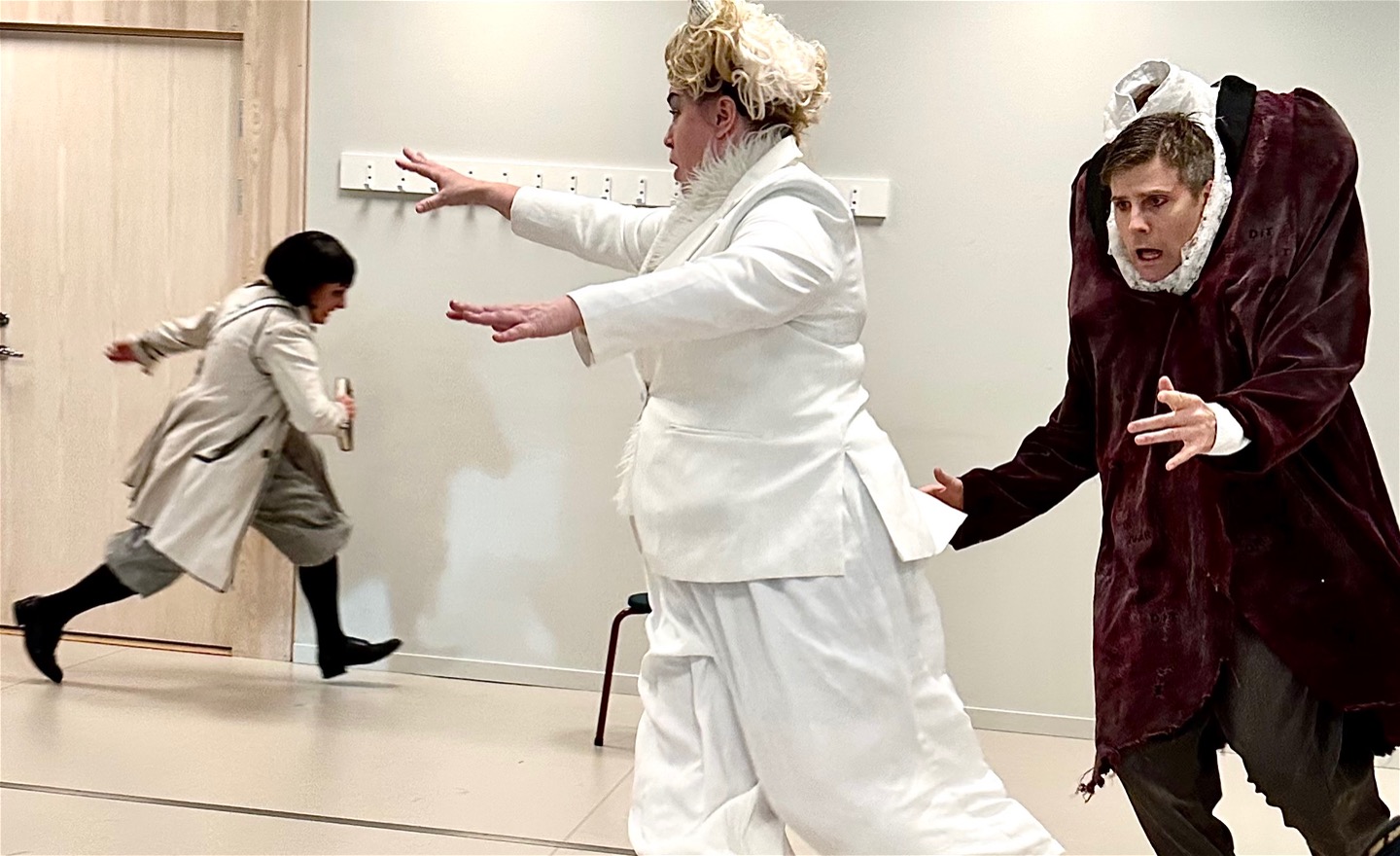 Tre karaktärer, en gud med horn, en huvudlös man och en detektiv springer runt.