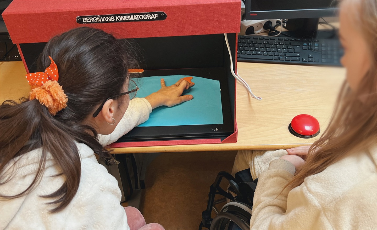 Två elever animerar tillsammans