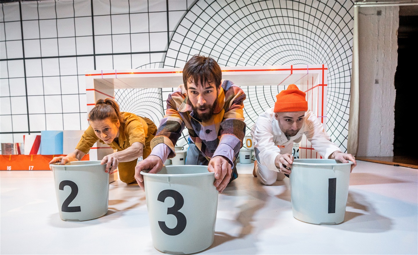 Tre hinkar med siffrorna 2, 3 , 1 och tre personer som håller i hinkarna.